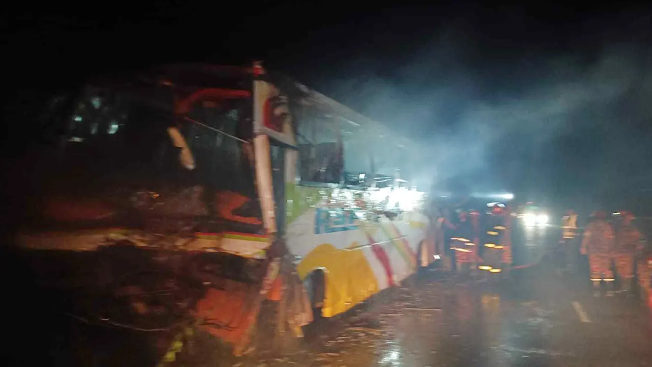 ফরিদপুরে হাইওয়ে থানায় জব্দ বাসে আগুন